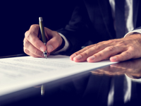 Responsabile il notaio se non entra nel “merito” del prezzo.